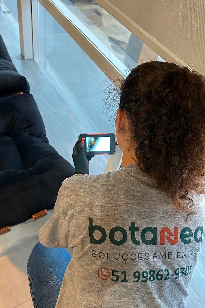 Técnica da Botanea fazendo inspeção residencial com câmera térmica